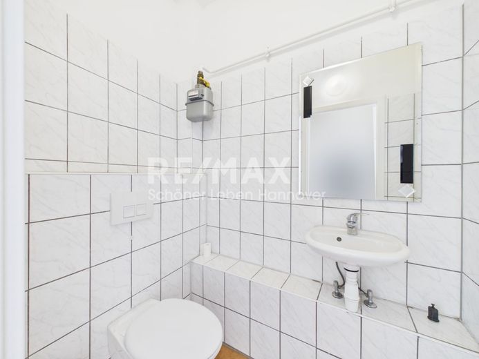 Helle Altbauwohnung mit EBK im 1. OG – Gäste-WC