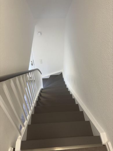 ***Zmodernizowany, mały dom szeregowy z ogrodem i tarasem w centrum Bad Honnef*** – Treppe