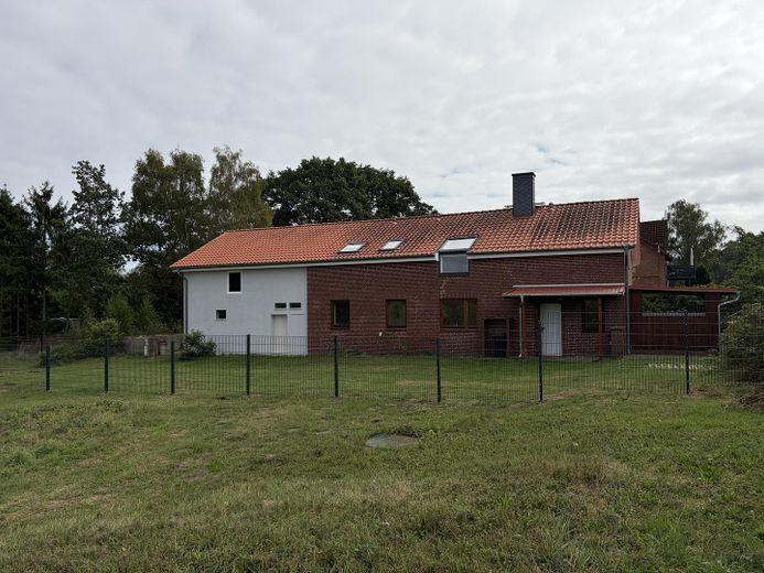 Komplett renoviertes Zweifamilienhaus 160 qm, in ruhiger Alleinlage mit großem Grundstück – Aussenansicht