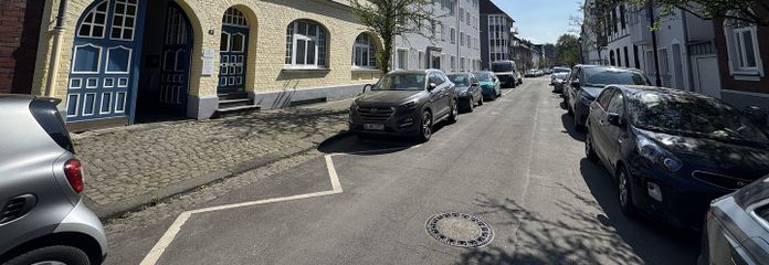 Vorderhaus mit Durchfahrt Tor 