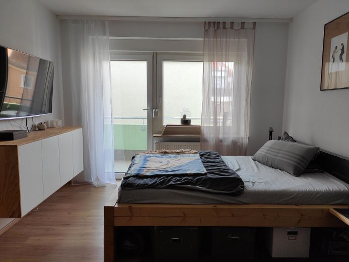 Appartement moderne d'une pièce avec balcon dans la vieille ville – Wohn-/Schlafraum mit Balkon