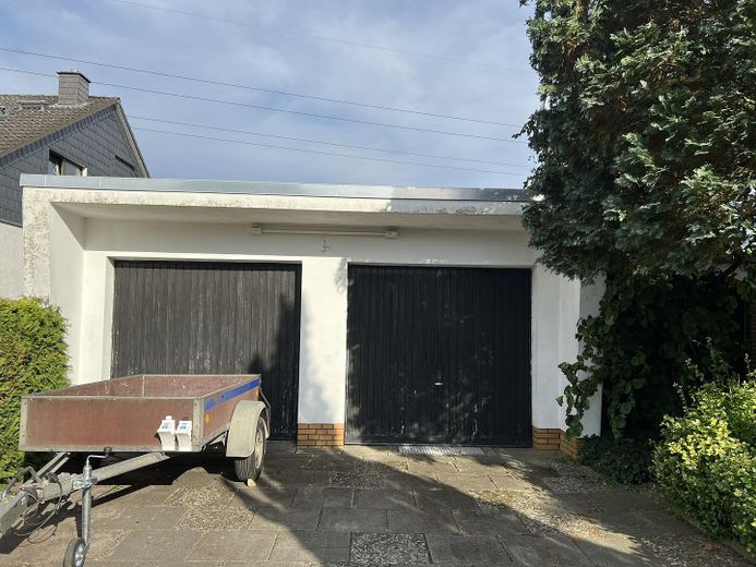 Doppelgarage links vom Haus