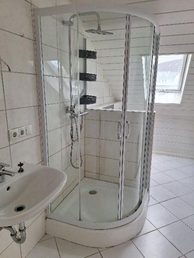 Grande maison individuelle (154m²) avec sous-sol+appartement indépendant (56m²) – Bad 1 Stock