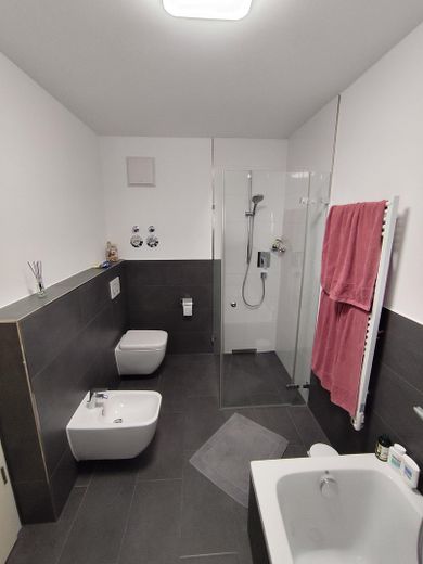 Bez prowizji! Ekskluzywne mieszkanie 2-pokojowe od strony południowej w centrum Bernau a.Chiemsee – Badezimmer