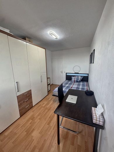 Yeni yenilenmiş 3 odalı kat mülkiyetli daire, 75 m², 7. kat, balkonlu, tamamen mobilyalı, 145.950 € – Schlafzimmer klein Schrank