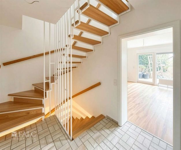 Einziehen und wohlfühlen - Reihenmittelhaus mit idealer Raumaufteilung – Treppenhaus