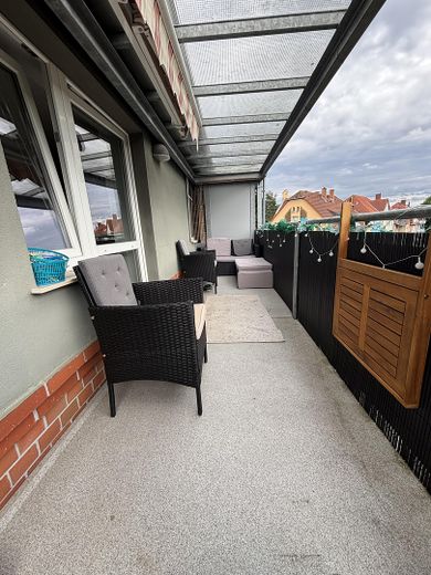 Helle 3-Zimmer-Dachgeschosswohnung mit Balkon & Einbauküche – Haustiere erlaubt – Balkon