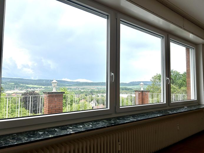 Wieder verfügbar: Große 3-Zimmerwohnung mit traumhaftem Ausblick in Alfelder Bestlage – Panoramafenster