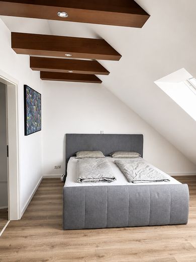 Energetisch kernsaniertes, modernes Reihenmittelhaus (KfW 55) mit Garten, Terrasse & Garage – Eltern Schlafzimmer m DG
