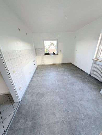Appartement calme de 3 pièces au 1er étage d’une maison de 3 logements, balcon, cave, garage éventuellement – Küche