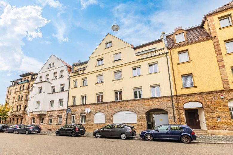 Wunderschöne 3 Zi Dachgeschoss Wohnung mit Balkon und Küche – Haus
