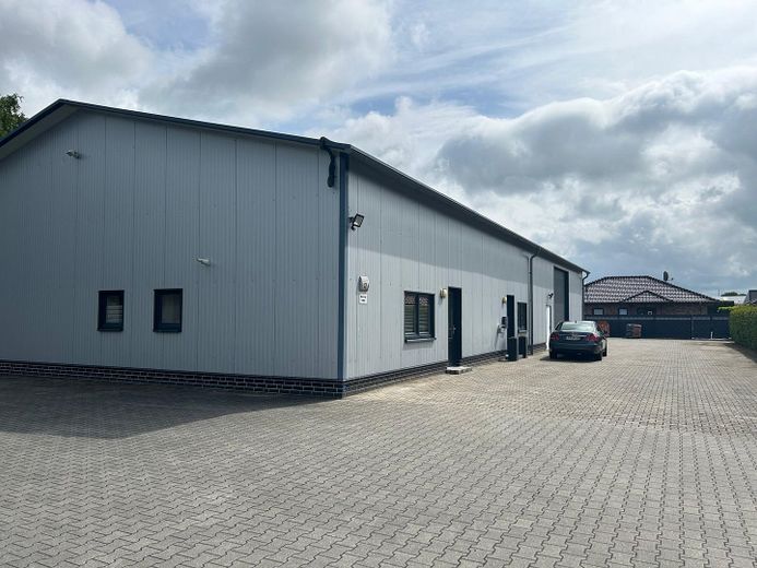 Büro Eingang , rechts ist Haus