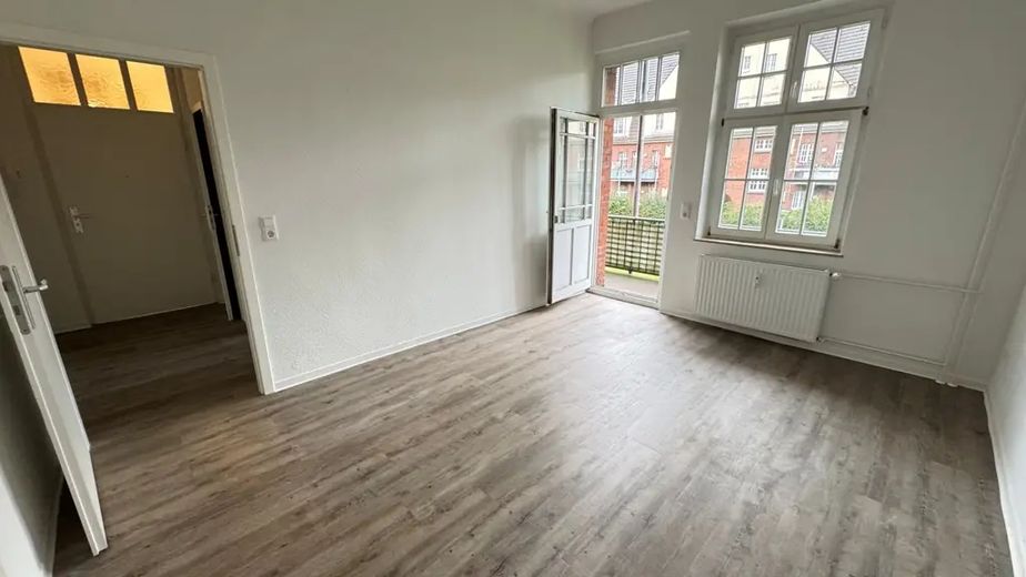Wonen met geschiedenis & uitzicht op groen – gemoderniseerd 2-kamerappartement met balkon en uitzicht op de klokkentoren – Wohnzimmer