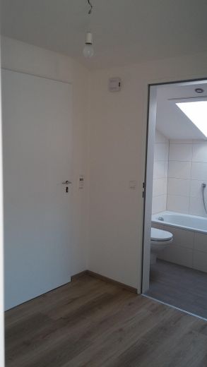 Zur Kapitalanlage! Inzell - zentrale, helle 1-Zimmer-Dachgeschoßwohnung - provisionsfrei! – Flur
