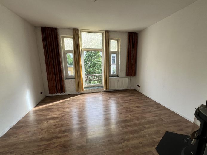 شقة قديمة واسعة من 3.5 غرف مجددة مع شرفة في موقع مركزي وهادئ – Wohnzimmer