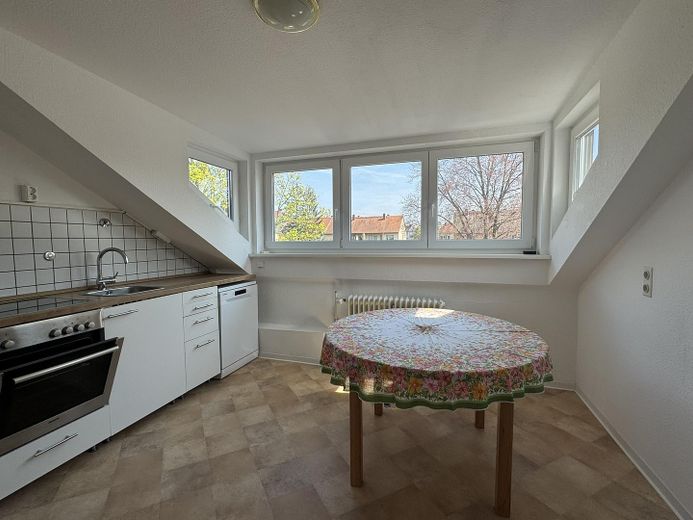 Attraktive DG-Wohnung -  Citylage im Grünen an Kuppelkirche, hohe Lebensqualität; von privat – Wohnküche