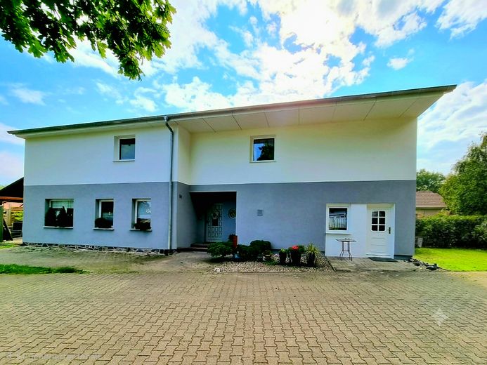 [SENZA PROVVIGIONE]   Architettura studiata sull'acqua: La casa delle possibilità a Lietzow (Rügen) – Gebäudeansicht vorn,Ost