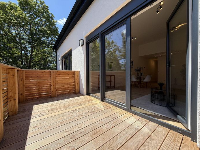 Klimatisierter hochwertiger Neubau mit Balkon und hohen Decken – Erstbezug – 01 großer Balkon