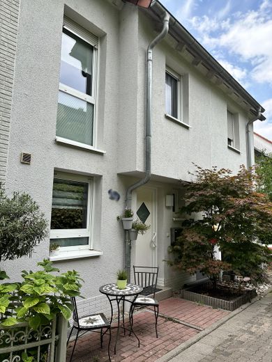 Ein Reihenhaus in Bensheim mit Platz für die ganze Familie – Vorderansicht/Eingang
