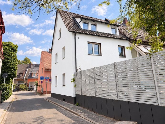 Einmalige Chance: Wohnen zwischen Burg und Stadtpark im Einfamilienhaus mit fünf Zimmern und Garten – Haus von außen · Gartenseite
