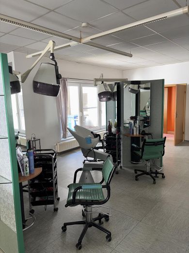 Wohn- und Geschäftshaus, top renovierte Wohnung sofort frei! Eigenutzung oder Kapitalanlage – Frisuersalon