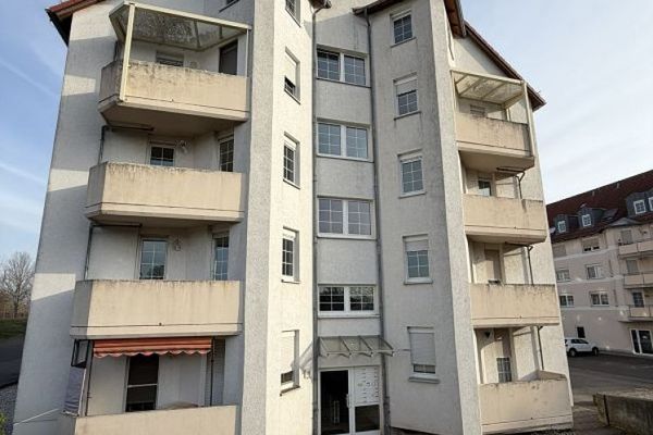 Südlich von Leipzig: Helle Zweiraumwohnung mit Südbalkon und Tiefgaragenstellplatz