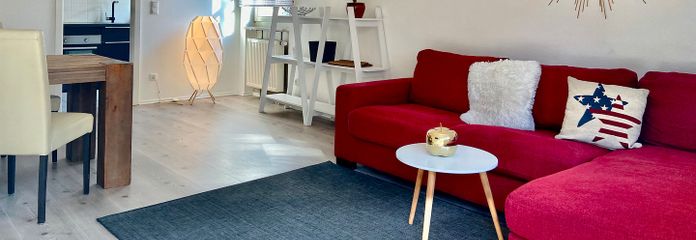 Top möbliert / Fully Furnished: Große 2 Zi-Whg, hell+ruhig, nähe Hbf, Tiefgarage, WLAN – Modernes Wohnzimmer