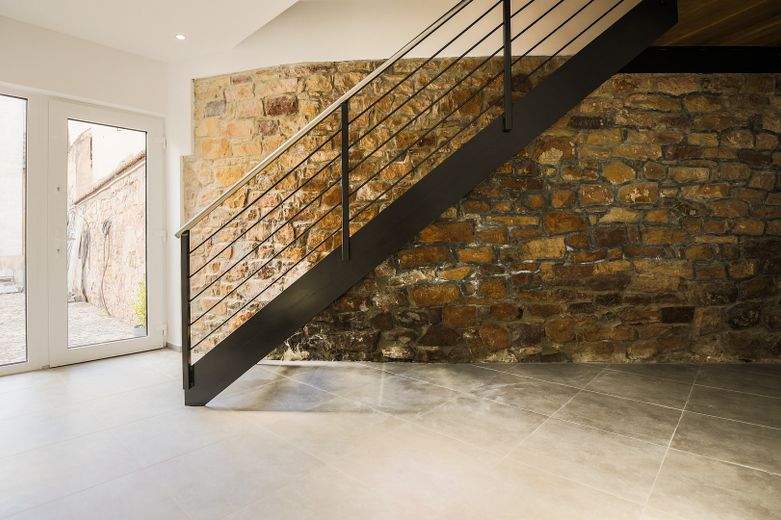 Casa unifamiliare ristrutturata con 2 garage enormi e innumerevoli possibilità di sviluppo – Foto 5