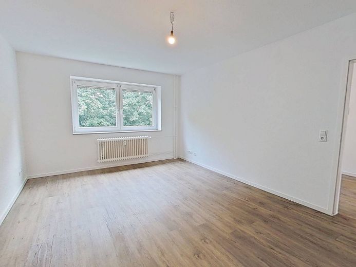 **2 ALQUILERES NETOS GRATIS** Bonito apartamento de 3 habitaciones bien distribuido, con cocina equipada, BALCÓN y bañera – Ansicht I: Wohn- und Esszimmer