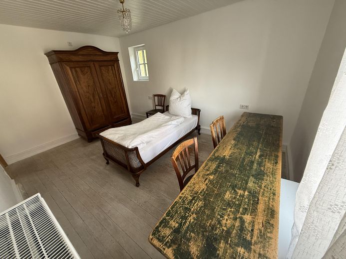 möbliertes Zimmer in Wohngemeinschaft in denkmalgeschütztem Gebäude – WG-Zimmer mit Westfenster