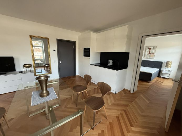 Möbliertes Luxus-Wohnen im LöwenBau - E3-W06, 2 Zi, 54 m² - 1.700 € FLAT – Essecke / Fernseh TV