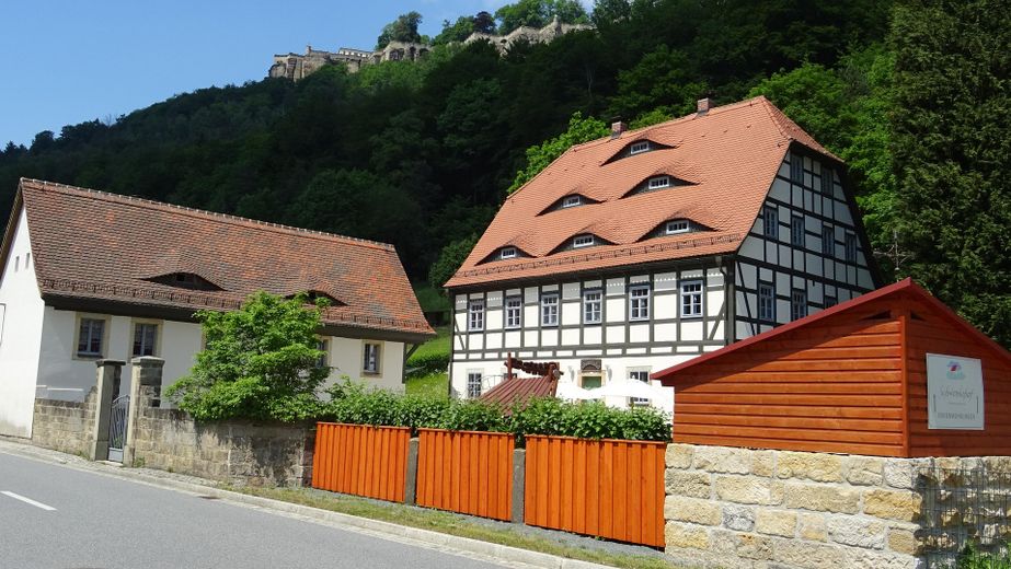 Außenansicht mit Festung