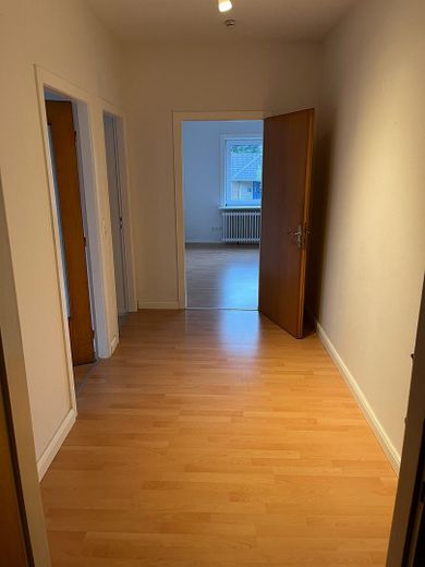 Attraktive 2-Zi Wohnung (1.OG) in ruhiger Lage mit großem Garten in Windbergen – Eingang, Flur