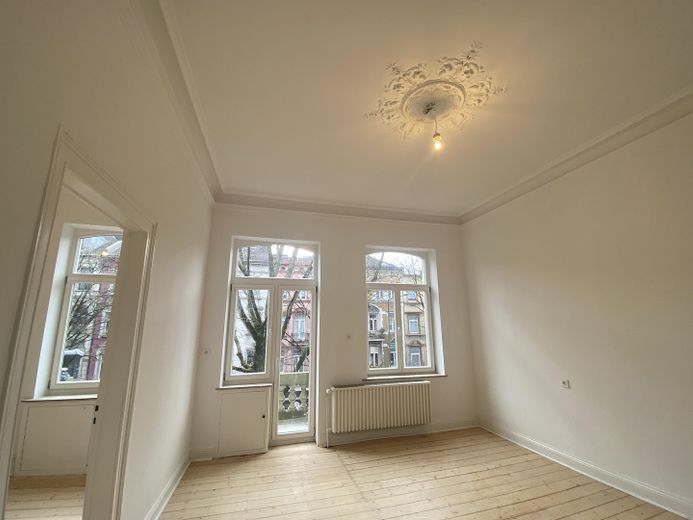 Stilvoll sanierter Altbau – 2 gleich große Zimmer | EBK, Balkon | Nähe RWTH/FH – Wohnzimmer