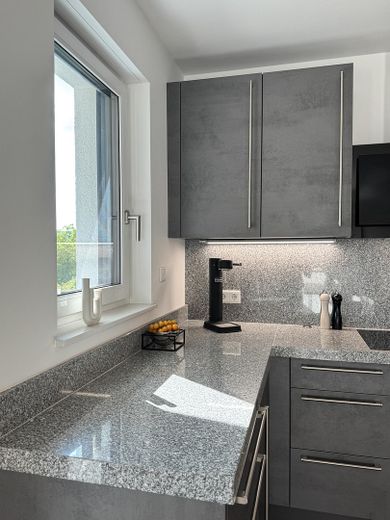 Exklusive 3-Zimmer-Wohnung in Fürth-Burgfarrnbach – hochwertige Küche, Balkon, Aufzug & TG – Küche 2