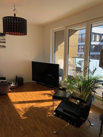 Helle, moderne City Maisonette Wohnung am Kanal – Wohnzimmer 