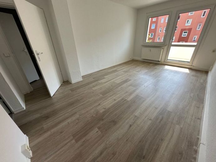 Disponibile dal 1.12.26 - 1º piano / balcone esposto a sud / laminato / bagno con finestra / ...a Reichenbrand! – Foto 1