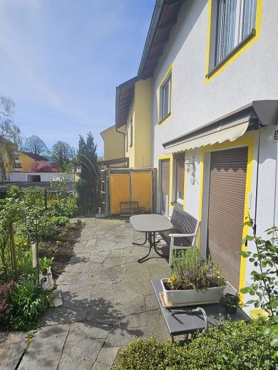 Terrasse hinter dem Haus
