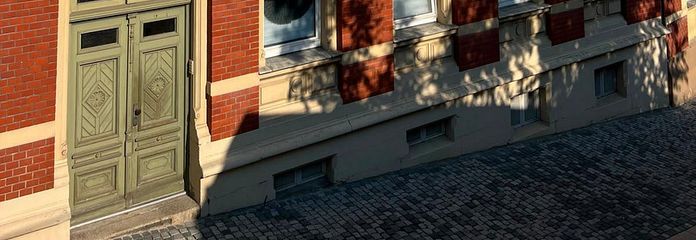 Bright 4-room period apartment with sunny balcony and views of greenery near Hof city centre – Vorderseite des Hauses