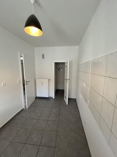 Helle sanierte 3-Zimmer-Wohnung mit zwei Balkonen in Rheinnähe – Küche/Abstellraum