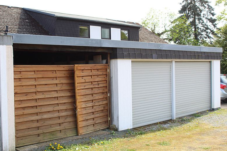 Zweifamilien-Wohnhaus in der Kleinstadt Leun im Lahn-Dill-Kreis. Der Kaufpreis ist verhandelbar. – Doppelgarage nebst Schuppen