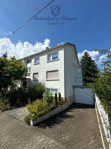 Gepflegtes 2-3 Familienhaus mit Garten + Garage, sofort verfügbar – Gebäudeansicht