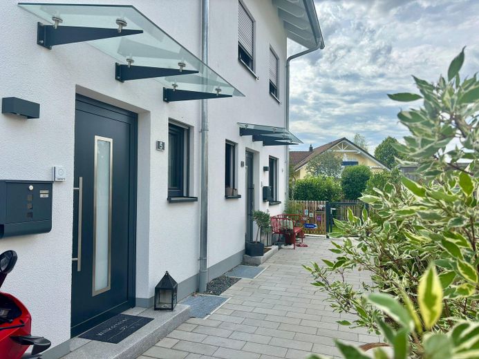 Luxuriöse 2 Zimmer Wohnung mit EBK in Olching – Hauseingang außen 