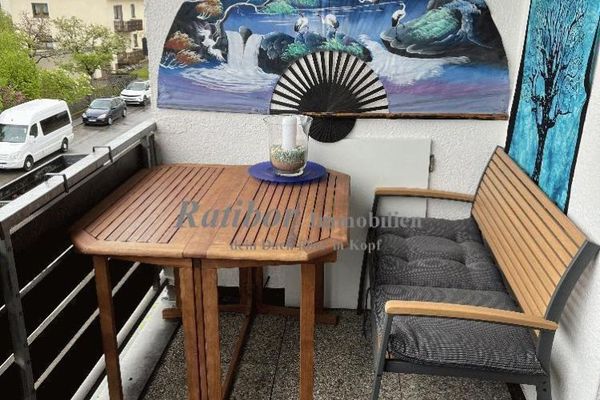 Appartement mansardé de 2 pièces bien loué avec loggia et place de stationnement dans un quartier résidentiel calme de RH-Nord