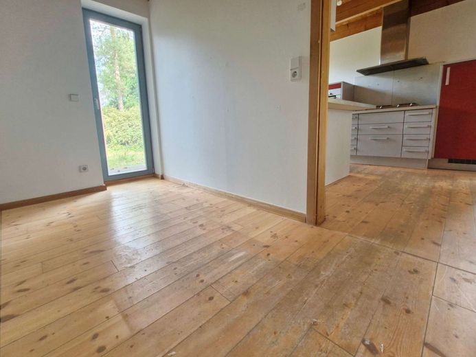 Zwischen Wasser und Wald - ein nachhaltiges Zuhause mit Seele – Speisekammer mit Tür zum Garten