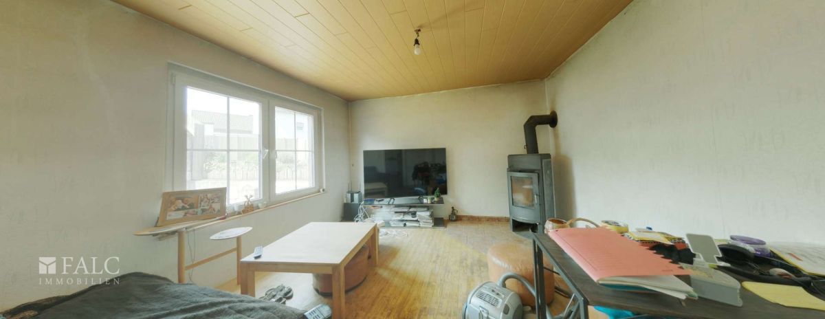 Sanierungsobjekt mit Charme - Großes Grundstück, Ausbaureserve &amp; Top-Lage – Wohnzimmer