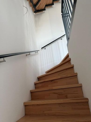 NEUBAU-Erstbezug - Nur 5 Minuten bis zur Bahn!!! – Treppe EG-OG