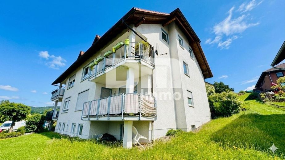 Hochwertig sanierte, ebenerdige Dreizimmerwohnung im EG mit Loggia + PKW-Stellplatz – Seitenansicht