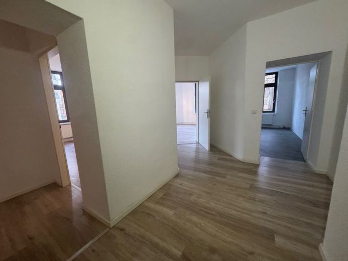TOP Whg. mit modernen Laminat - große Küche u.v.m. – Foto 1
