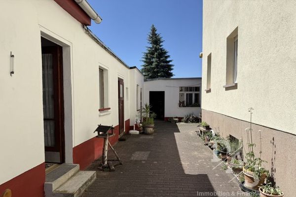 Wohnhaus mit vermieteter Einliegerwohnung Werkstatt, Nebengelass und Garten in Breitenhagen